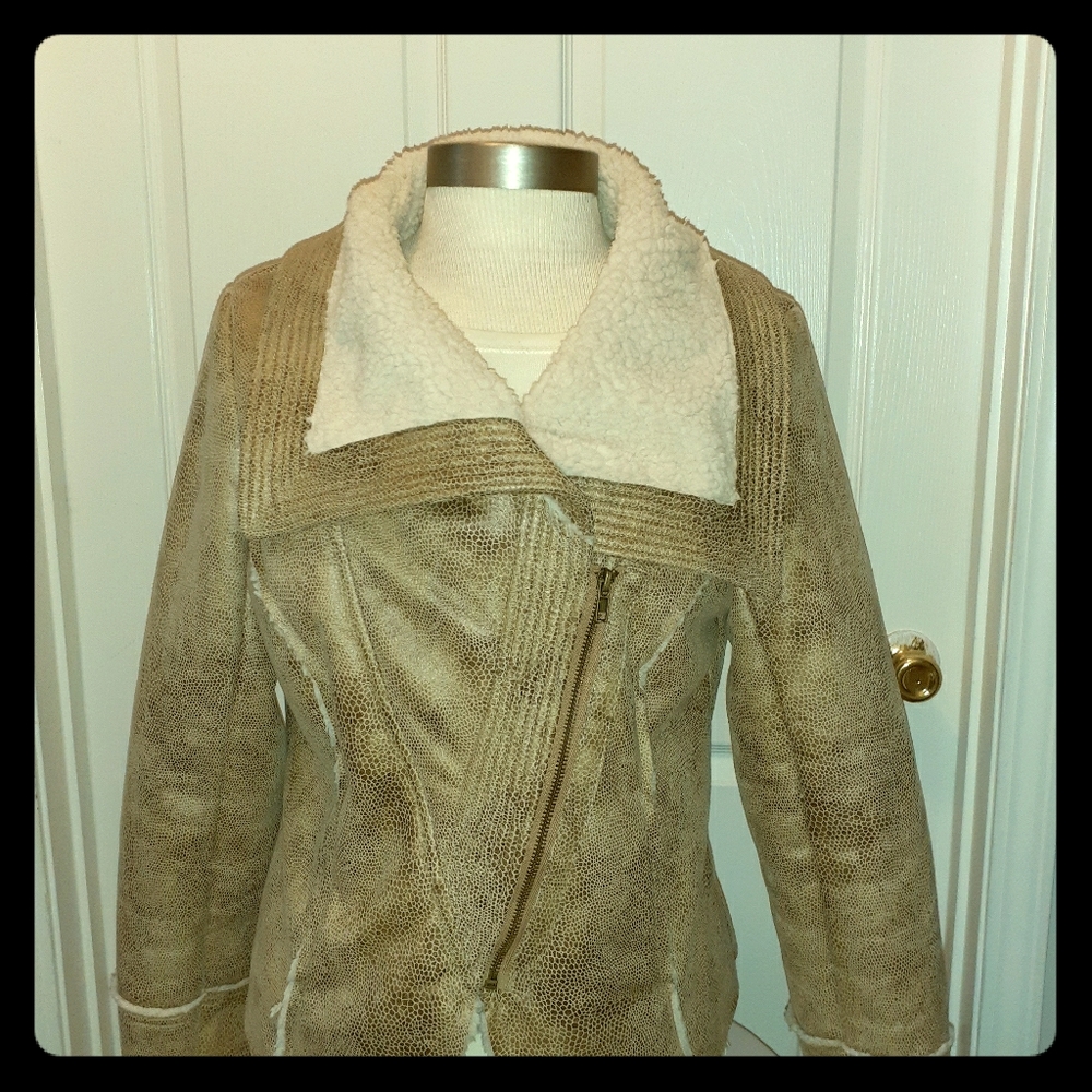 Ladies coat come to the waist